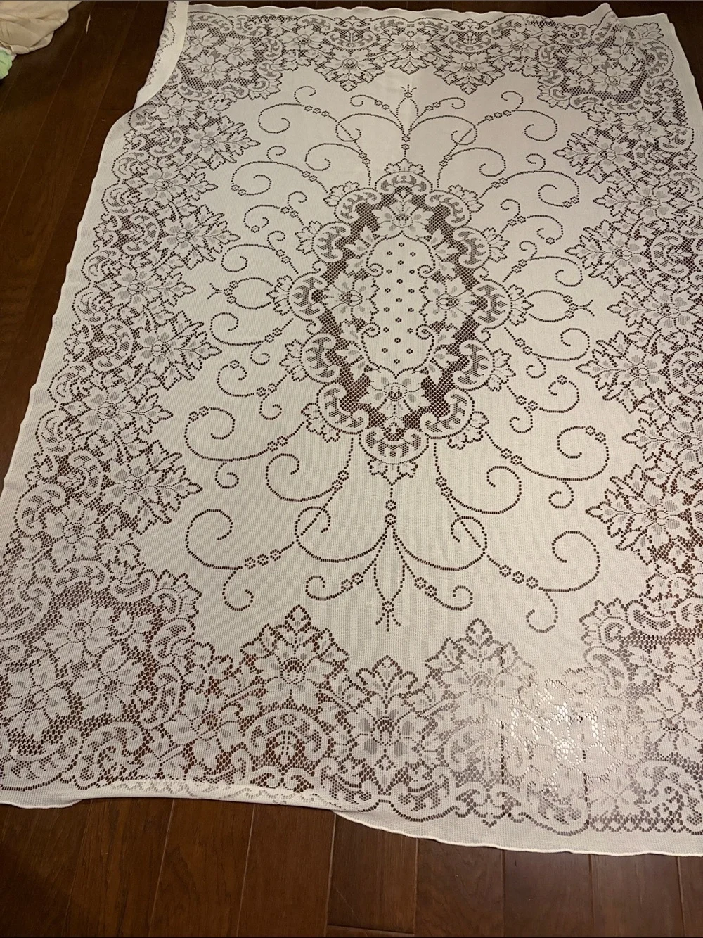 Vintage Lace-Style Tablecloth in Ivory 77 x 58 inches